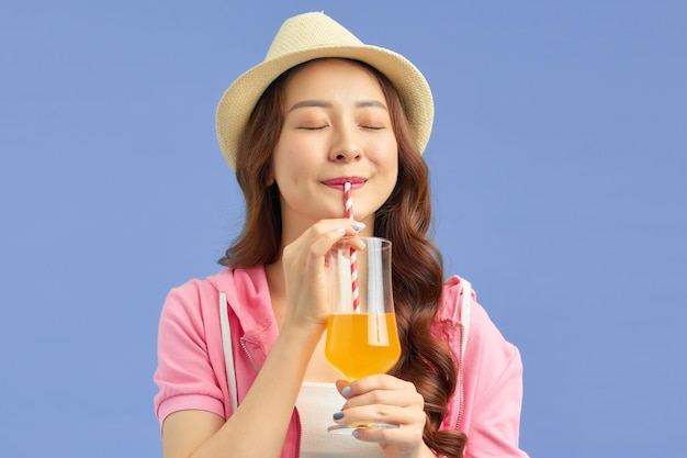 Hübsche Frau mit Orangensaft