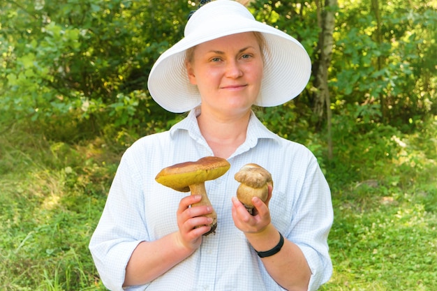 Hübsche Frau mit Pilzen in den Händen