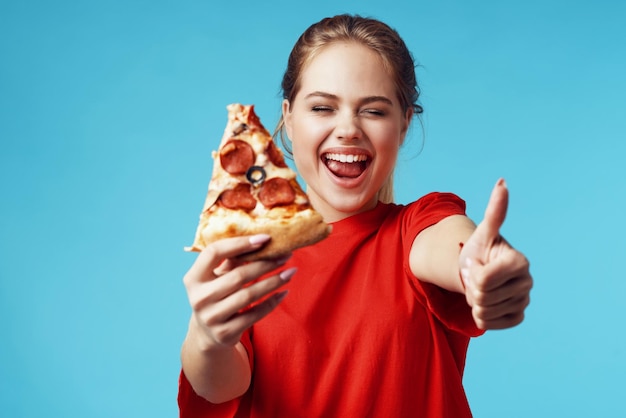 Hübsche Frau mit Pizza in den Händen Fastfood, die Spaß isst