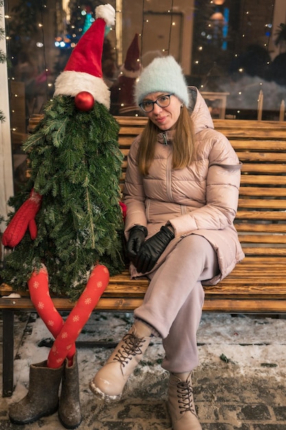 Hübsche Frau mit Tannenbaum geschmückten Schaufensterpuppe Weihnachtsferien Neujahr oder Weihnachtskonzept