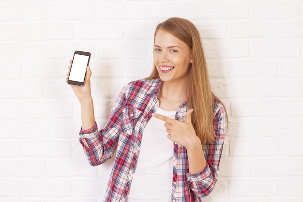 Hübsche Frau mit Telefon