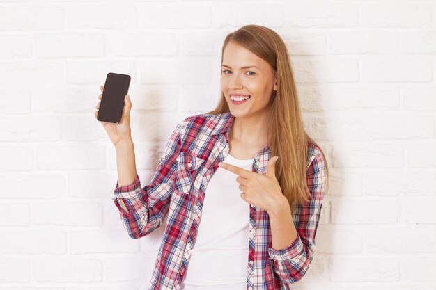 Hübsche Frau mit Telefon