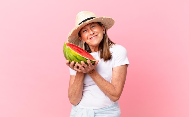 Hübsche Frau mittleren Alters mit einer Wassermelone. Sommerkonzept