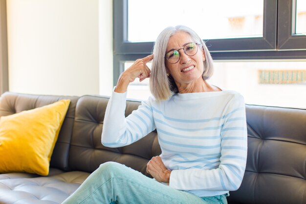 Hübsche Frau mittleren Alters mit schönen Haaren