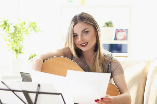 Hübsche Frau Musikkomponist Blondine mit Make-up Blick in die Kamera