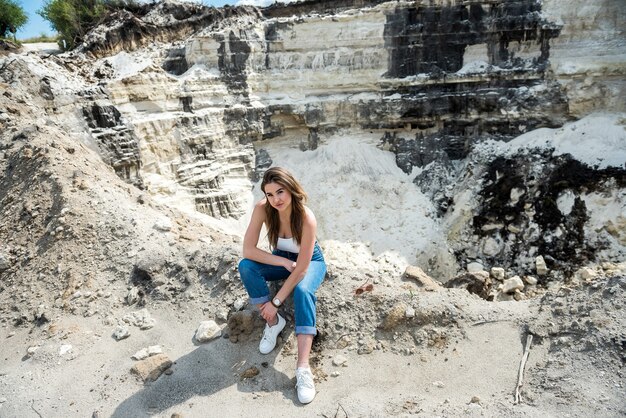 Hübsche Frau posiert gegen Sandschlucht