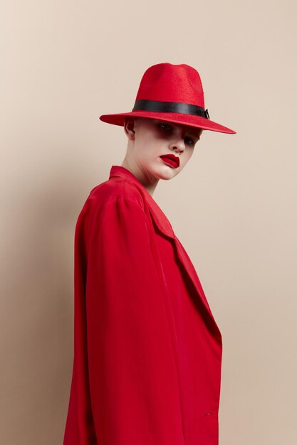 Hübsche Frau rote Jacke und Hut rote Lippen Mode isolierten Hintergrund