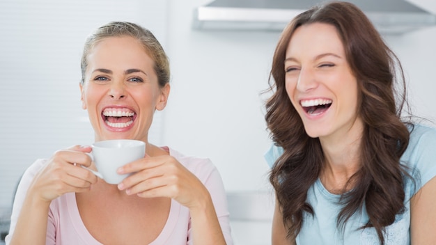 Hübsche Frauen, die heraus lachen