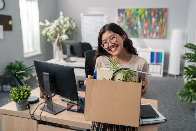 Hübsche Frauen mit koreanischer asiatischer Schönheit bekommen eine Beförderung im Büro, die die Position wechselt