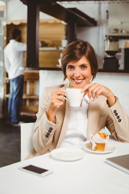 Hübsche Geschäftsfrau, die an ihrem Bruch arbeitet