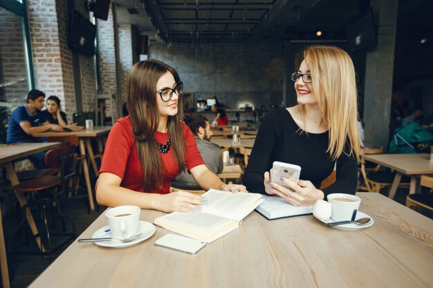 Hübsche Geschäftsfrauen