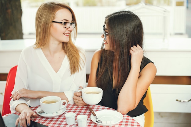 Hübsche Geschäftsfrauen