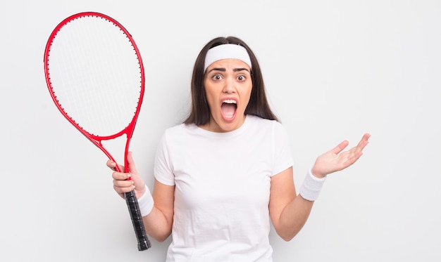 Hübsche hispanische Frau, die sich extrem schockiert und überrascht fühlt. Tennis-Konzept