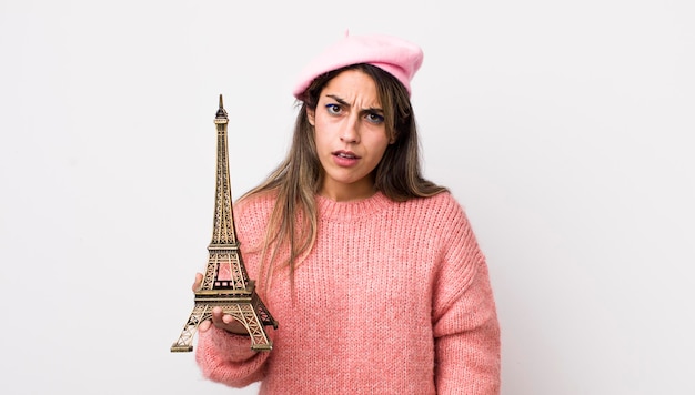 Hübsche hispanische Frau, die sich verwirrt und verwirrt fühlt, Frankreich-Konzept