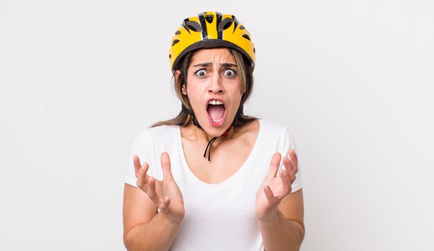 Hübsche hispanische Frau, die verzweifelt frustriert und gestresstes Fahrradkonzept sieht