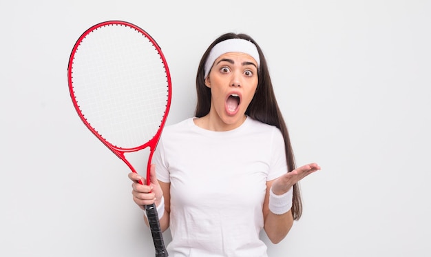 Hübsche hispanische Frau schockiert und erstaunt mit einem unglaublichen Überraschungs-Tenniskonzept
