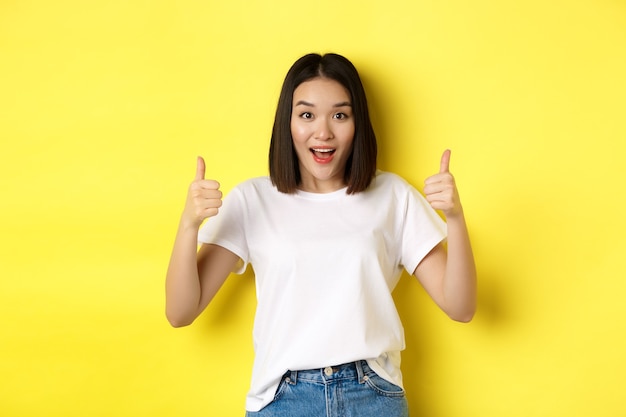 Hübsche junge asiatische Frau im weißen T-Shirt