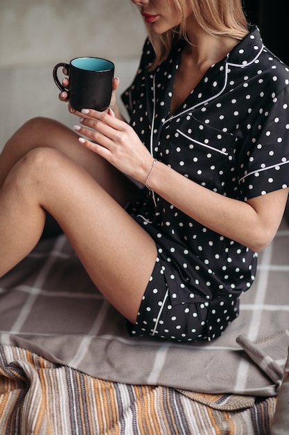 Hübsche junge Dame, die morgens Kaffee genießt