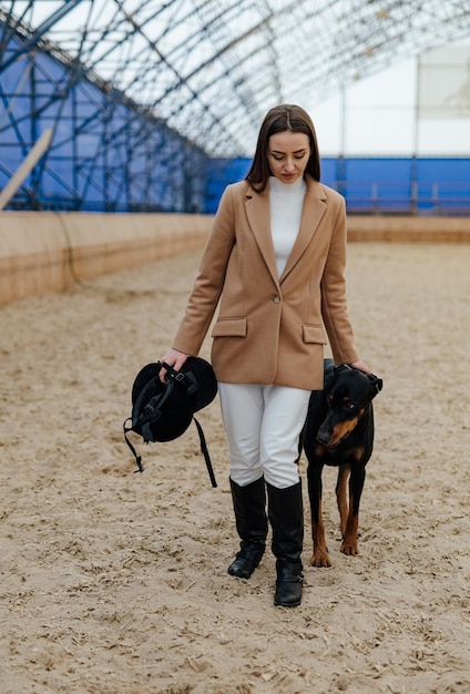 Hübsche junge Dame mit großem Hund Attraktives Outdoor-Spaß mit Hund