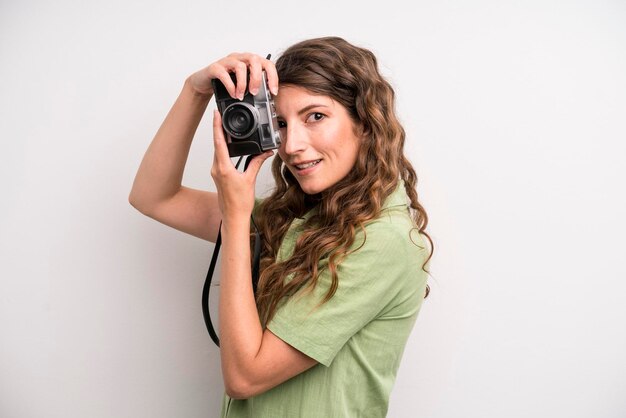 Hübsche junge erwachsene Frau mit einer Vintage-Fotokamera