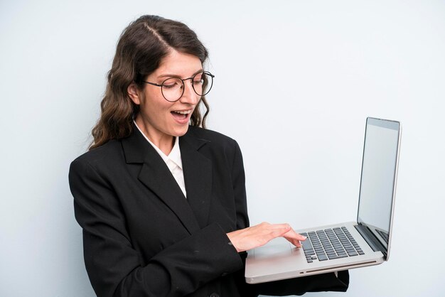 Hübsche junge erwachsene Geschäftsfrau mit einem Laptop