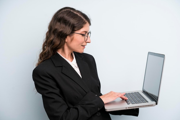 Hübsche junge erwachsene Geschäftsfrau mit einem Laptop