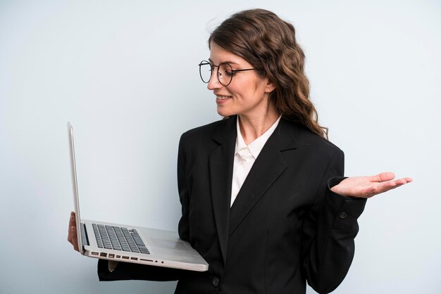 Hübsche junge erwachsene Geschäftsfrau mit einem Laptop