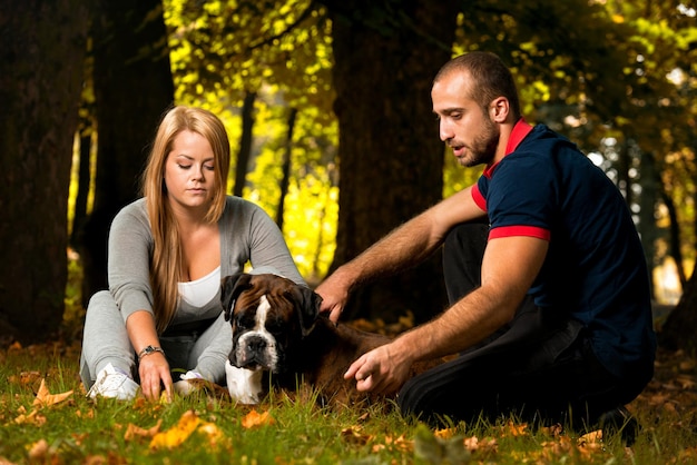 Hübsche junge Familie mit Hunden