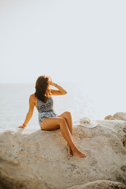 Hübsche junge Frau am Strand