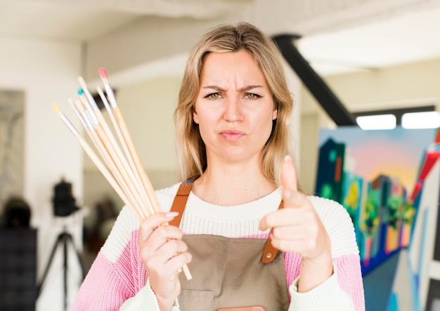 Hübsche junge Frau, die ein Kunstwerk Künstler Konzept Haus Innenarchitektur malt