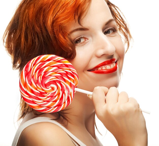 Foto hübsche junge frau, die lolly pop hält