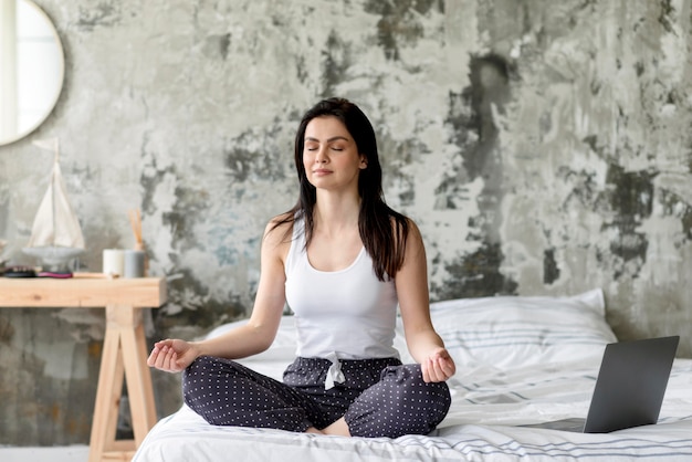 Hübsche junge Frau, die Meditation genießt