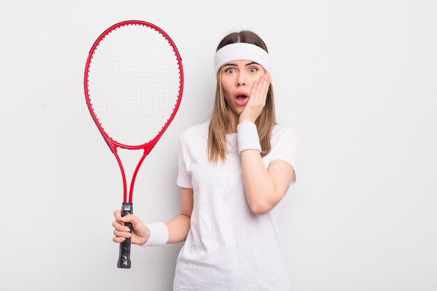 Hübsche junge Frau, die sich schockiert und verängstigt fühlt. Tennis-Konzept