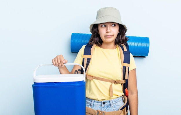 Hübsche junge Frau, die traurig, verärgert oder wütend ist und zur Seite schaut. Campingkonzept