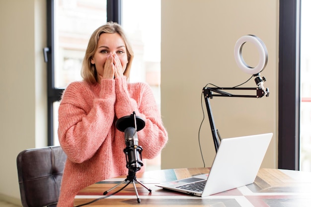 Hübsche junge Frau, die zu Hause mit der Innenarchitektur eines Laptophauses arbeitet