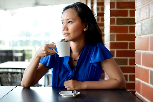 Foto hübsche junge frau im cafe