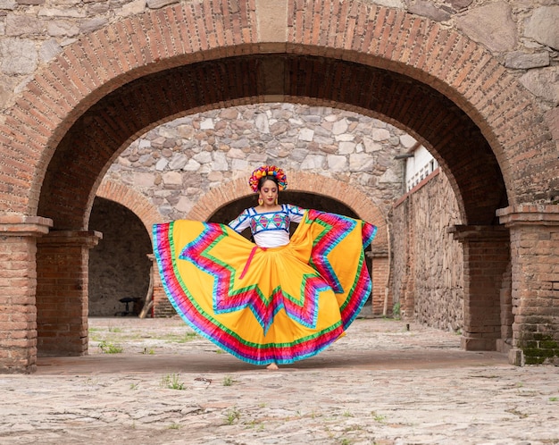 Foto hübsche junge frau in traditioneller folkloristischer kleidung, unabhängigkeitstag oder cinco de mayo-parade oder c