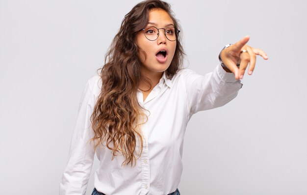 hübsche junge Frau isolierter Hintergrund