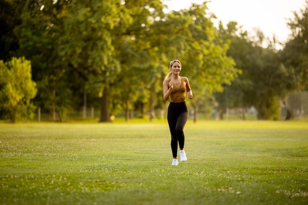 Hübsche junge Frau läuft im Park