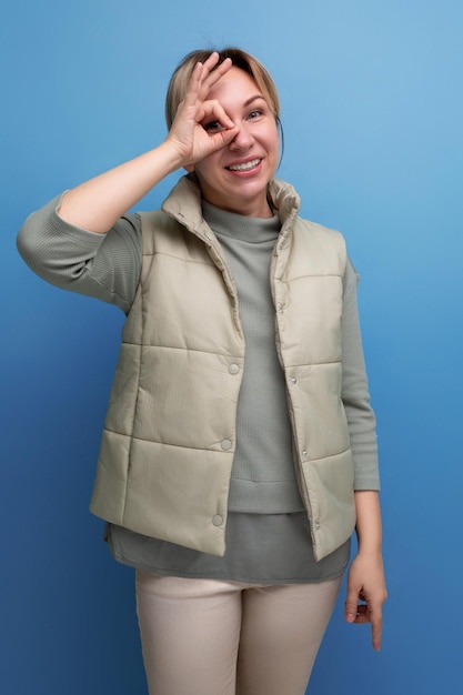 Hübsche junge Frau mit weißen Haaren im Frühlingslook, lächelnd und freundlich