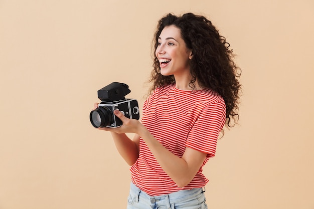 Hübsche junge lockige Fotografin