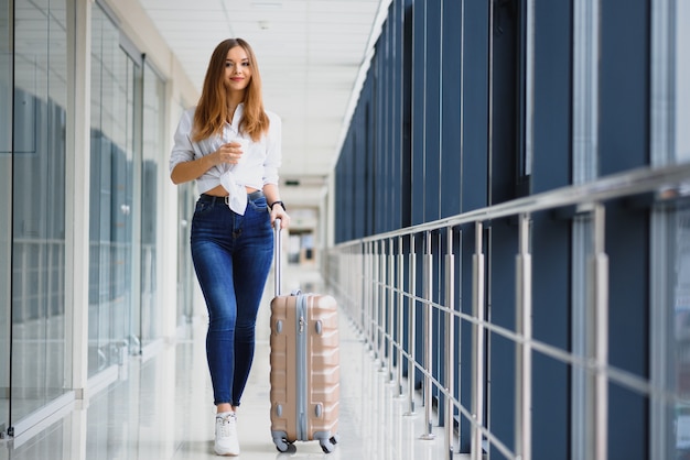 Hübsche junge Passagierin am Flughafen