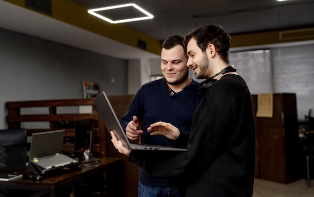 Hübsche junge Programmierer, die im Büro arbeiten. Entwicklung von Programmier- und Codierungstechnologien.