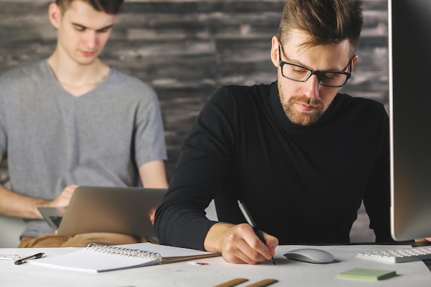 Hübsche Jungs, die Papierkram erledigen