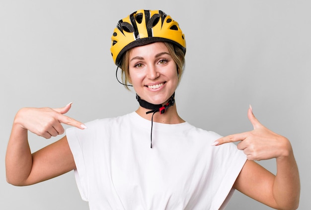 Foto hübsche kaukasische frau mit fahrradhelm