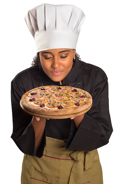 Hübsche Kochfrau, die Schinkenpizza auf weißem Raum riecht