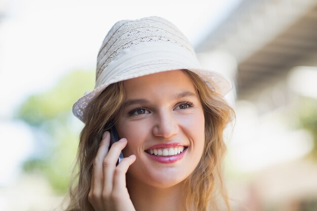 Hübsche lächelnde Frau am Telefon