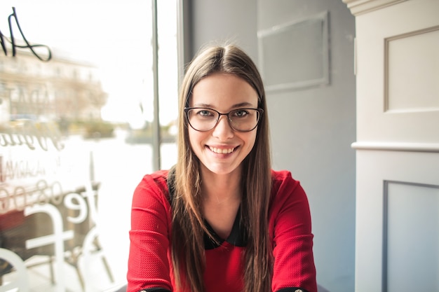 Hübsche lächelnde junge Frau