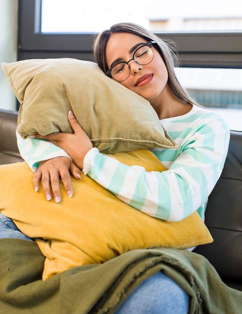 Hübsche lateinische Frau, die sich auf einer Couch entspannt und ausruht