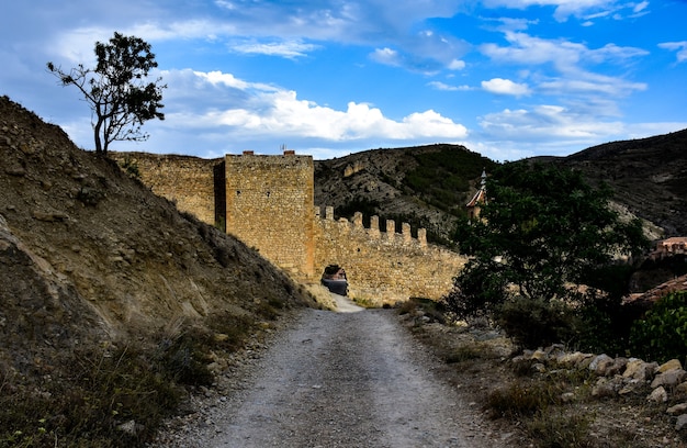 Hübsche mittelalterliche Stadt von Albarracin in Spanien